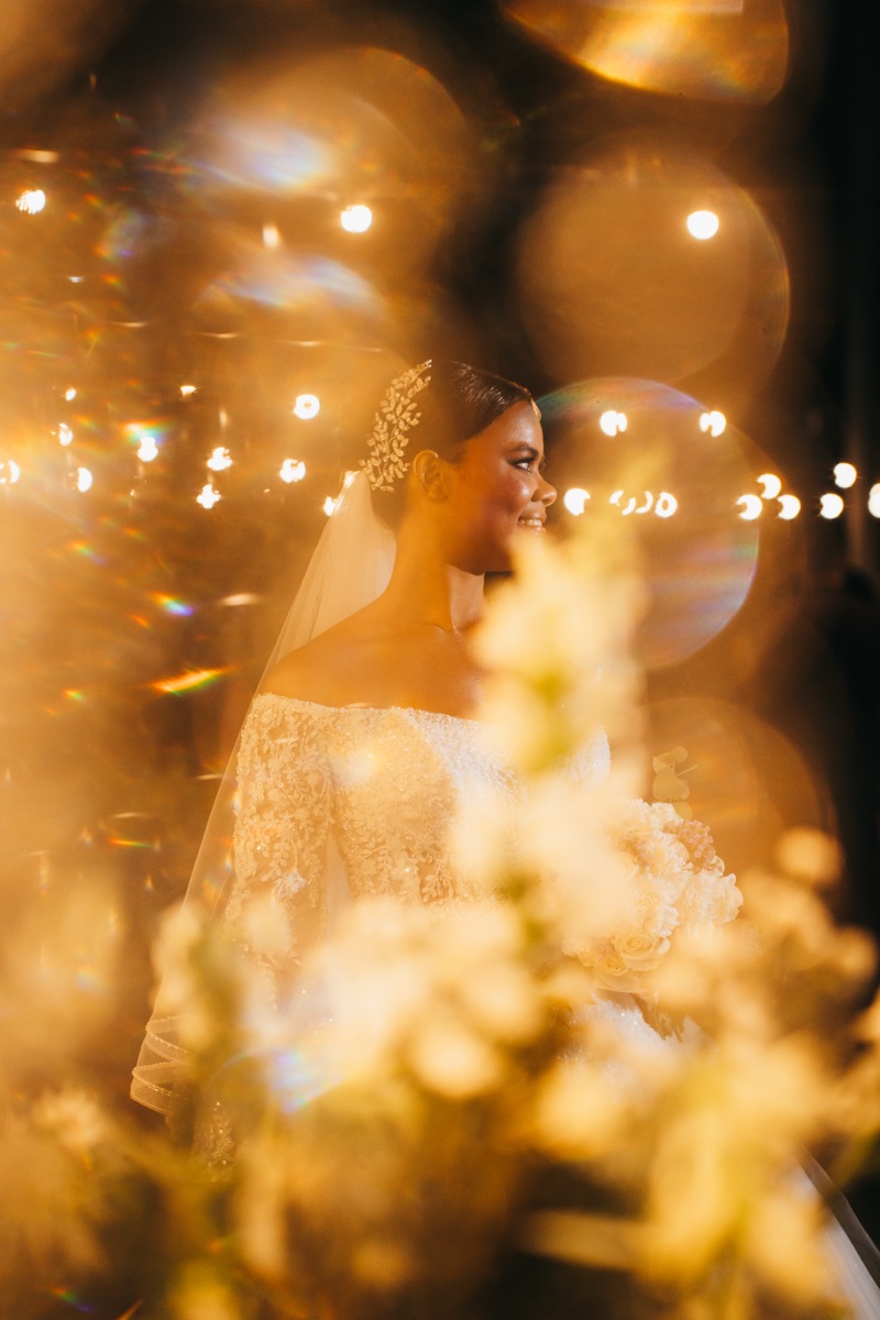 Noiva entre as luzes ao entardecer