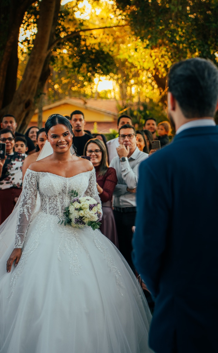 Noiva chegando ao altar diante dos convidados